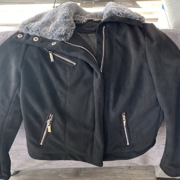 Worn once.  Warm.  Fits like a small to medium.  I am a 4-6. - Picture 2 of 3